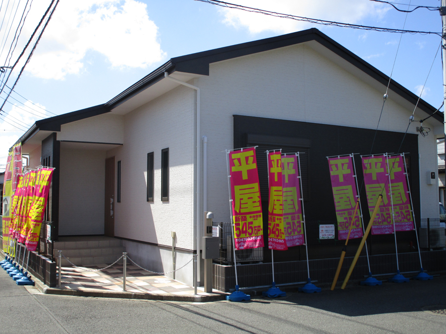 平屋建て タイル乱張りのモダンなエントランス